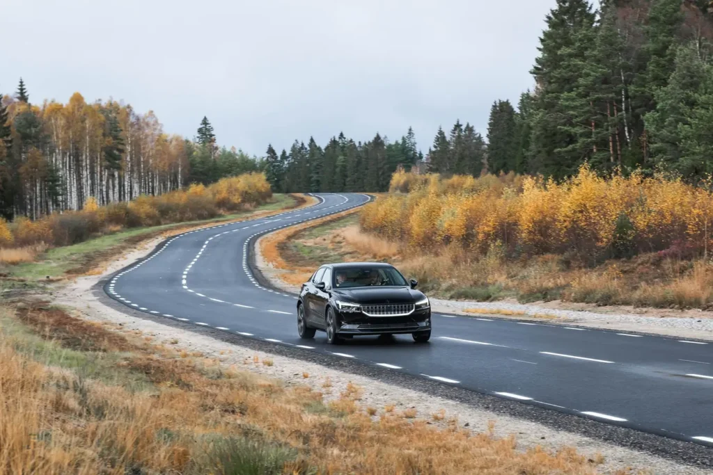 автомобил движещ се по път